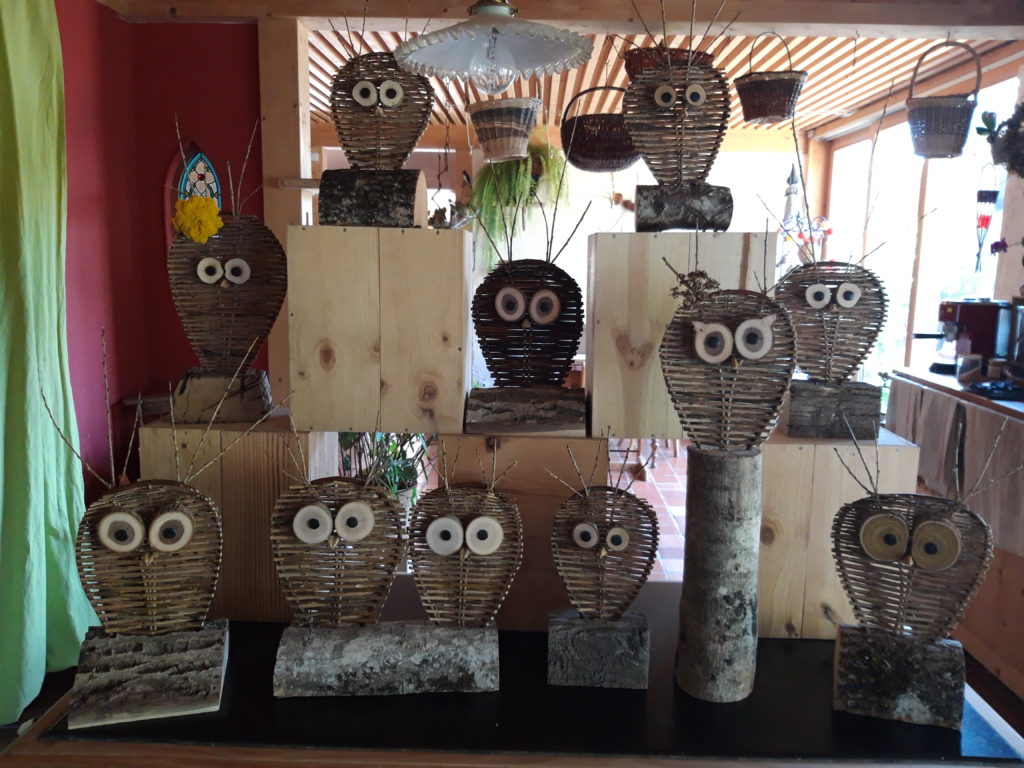 une chouette famille de hibou en vannerie